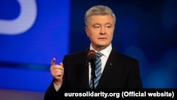 Як заявив Порошенко в ефірі телеканалу «Прямий», він отримав «18 повідомлень» про те, що 19 лютого проти Володимира Макеєнка, колишнього голови КМДА, якому офіційно належав «Прямий», будуть запроваджені санкції, і канал буде закритий