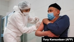 Daşkendiň bir saglyk öýünde hytaý-özbek ZF-UZ-VAC 2001 waksinasyny kabul edýän adam. 1-nji aprel. 