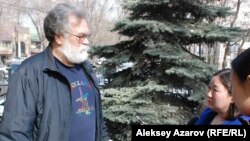 «Зеленое спасение» экологиялық қоғамының жетекшісі Сергей Куратов (сол жақта). Алматы, 11 наурыз 2016 жыл.