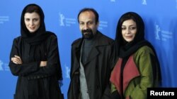 اصغر فرهادی همراه با ساره بیات (راست) و لیلا حاتمی، بازیگران فیلم «جدایی نادر از سیمین»