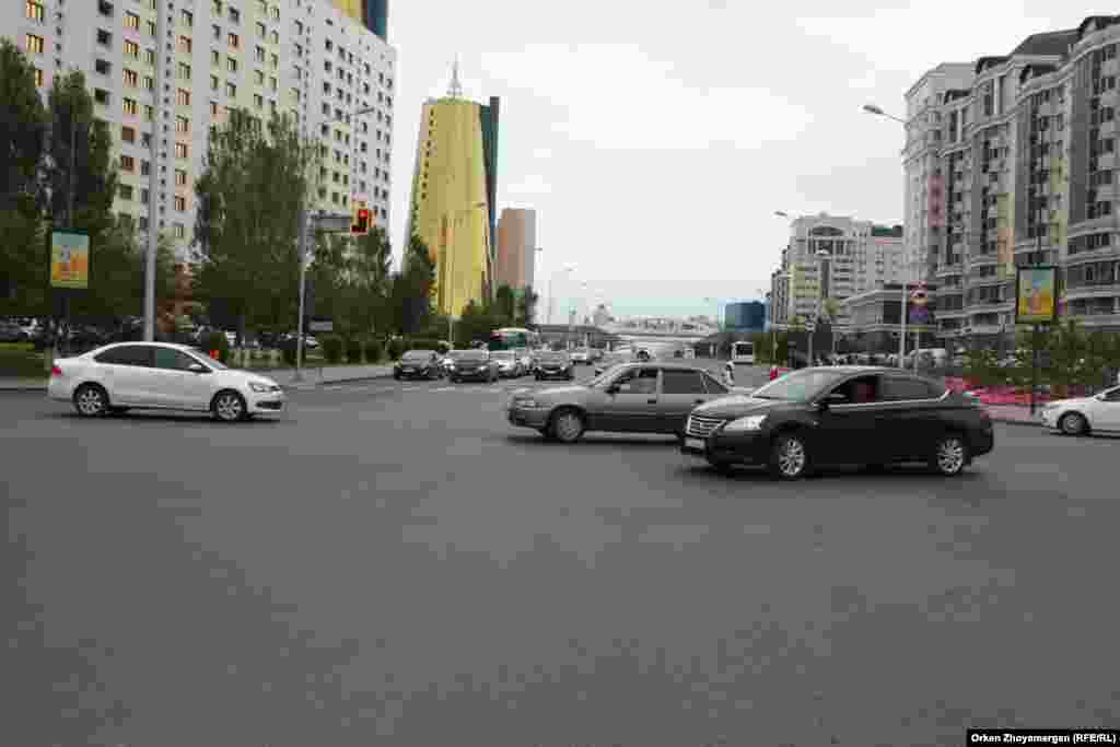 Экспо көрмесі қарсаңында Есілдің сол жағалауындағы көшелерге күрделі жөндеу жасалған. Солардың бірі - Мәңгілік ел көшесі. Астана, 21 шілде 2017 жыл.