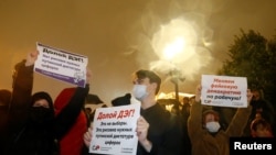 Simpatizanții Partidului Comunist au organizat un protest luni seară la Moscovaa, după ce s-a anunțat victoria Rusiei Unite, cerând între altele să nu fie generalist votul online, testat pentru prima dată la alegerile pentru Duma de stat, Moscova, Rusia, 20 septembrie 2021.