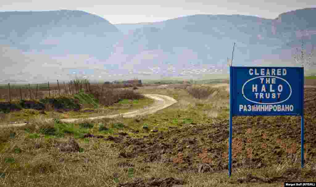 La nord de Stepanakert, o zonă deminată de o organizație britanică.