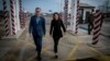 Annalena Baerbock și colegul ei ucrainean Dmitro Kuleba trec granița dintre Ucraina și Moldova, la a doua aniversare a invaziei rusești. Ministra de Externe germană este unul din politicienii UE cei mai activi în promovarea continuării extinderii.