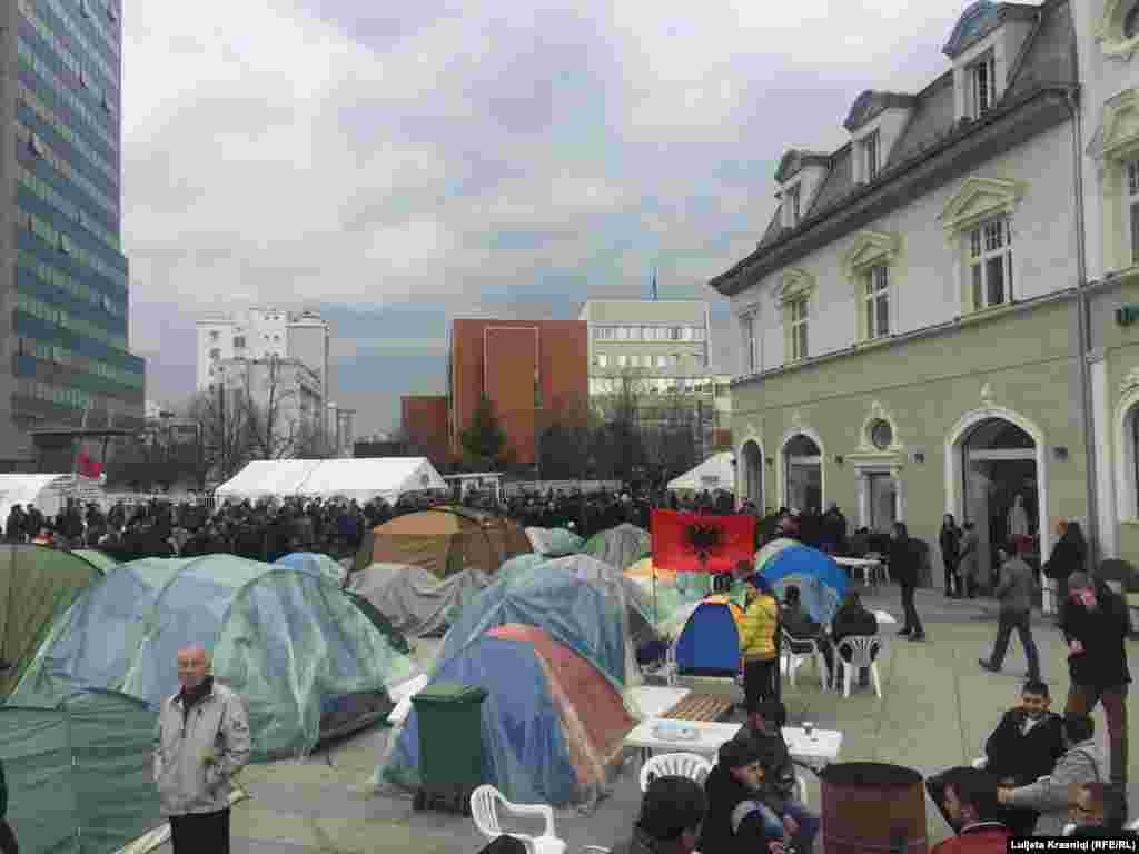 Kosovska opozicija treći dan protestuje ispred Vlade Kosova. Postavili su šatore i najavili danonoćni protest protiv aktuelne vlasti i izbora Hašima Tačija za predsednika Kosova.
