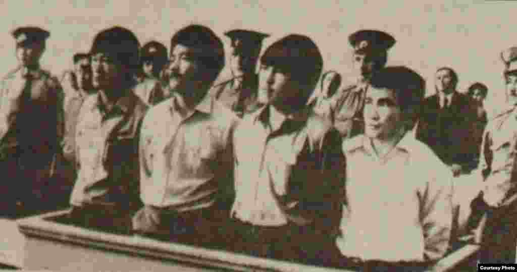 1986-жылы Желтоксон окуяларына катышкандыгы үчүн кармалган адамдар. - 1986 жылғы желтоқсан көтерілісіне қатысқан төртеу айыпталушылар орындығында: Е. Көпесбаев, Т. Тәшенов, Қ, Рысқұлбеков, К. Күзембаев. Алматы, 16 маусым 1987 жыл. Ю. Беккер түсірген сурет.