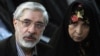 ‫دیدار والدین زهرا رهنورد با وی و میرحسین موسوی در حضور ماموران