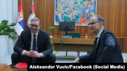 Presidenti i Serbisë, Aleksandar Vuçiq, dhe mandatari për formimin e Qeverisë së re serbe, Gjuro Macut. 