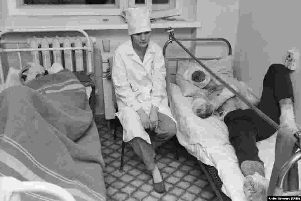 Медицинская сестра в уфимской больнице с жертвой катастрофы. Более 300 человек скончались в больницах из-за полученных ожогов в первые дни после трагедии. 