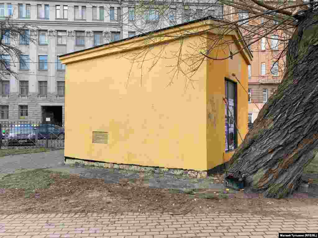 "A gyönyörű, Navalnijt ábrázoló szentpétervári graffitit gyorsan átfestették. Így tesznek minden élő és gyönyörű dolgot arctalanná és halottá" - írta Navalnij ügyvédje a Twitteren. "Nekünk Oroszország a boldogság, számukra a reménytelenség és tespedés."