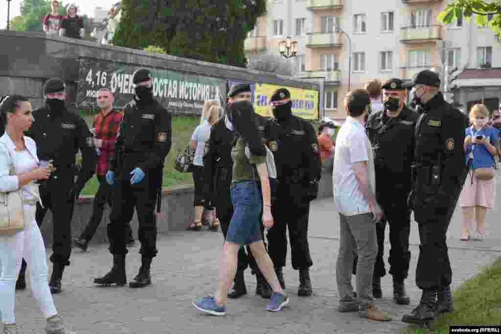 Представники поліції та активісти у Гродні