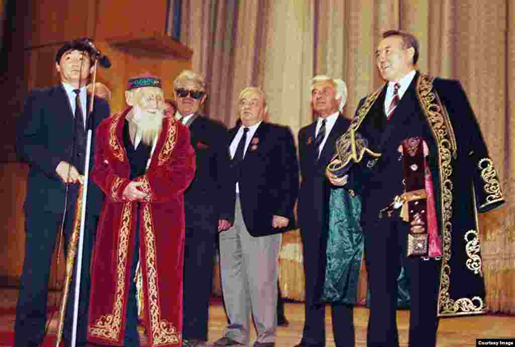 Алматыдағы алғашқы инаугурацияда ақын Шәкер Әбенов президент Нұрсұлтан Назарбаевқа бата берді. Ақын батасында "Нұрсұлтанның атағы, абыройы өсіп, әлемге танымал болып, әлемнің тарих дәптеріне аты тіркелсін. " дей келе "халыққа зиян келтіретіндерді аяусыз жаза беріп, тыйым салсын. Әлдеқандай істе қателессе халықтан кешірім сұрап, өз қатесін өзі түзеу" керектігін ескертті. Бұдан кейінгі ұлықтау рәсімдерінде бата беру болған емес. Алматы. 10 желтоқсан 1991 жылғы сурет.