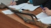 Ружье, ставшее предметом спора между жителем Атырау Толегеном Сагындыком, утверждающим, что оно принадлежит его предку, и администрацией историко-краеведческого музея, защищающей его как экспонат, принадлежавший композитору Курмангазы.