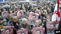 انبوه ياران ميخائيل ساکاشويلی هر يک گل سرخی در دست به سوی مجلس راه افتادند.