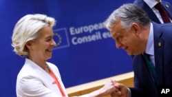 ფოტო არქივიდან. ევროკომისიის პრეზიდენტი ურზულა ფონ დერ ლაიენი და უნგრეთის პრემიერ-მინისტრი ვიქტორ ორბანი ბრიუსელში, ევროკავშირის სამიტზე. 2024 წლის 17 ივნისი 