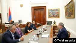 «Ելք» խմբակցության ներկայացուցիչները հանդիպում են վարչապետ Նիկոլ Փաշինյանի հետ, 16-ը հոկտեմբերի, 2018թ.