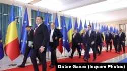 Guvernul a adoptat, pe 30 decembrie, controversata „ordonanță trenuleț”, criticată de mai mulți economiști și oameni de afaceri. 
