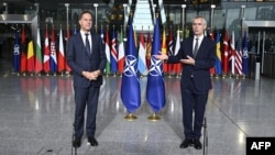 Unul vine, altul pleacă, tema Ucrainei rămâne. Mark Rutte (stânga) preia șefia NATO de la Jens Stoltenberg la Bruxelles, pe 1 octombrie 2024.