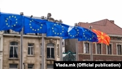 Flamuj të BE-së dhe Maqedonisë së Veriut. Fotografi nga arkivi. 