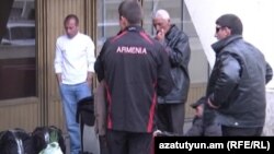 Հայ աշխատանքային միգրանտները օդանավակայանում, արխիվ