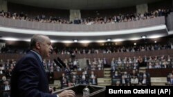 Илустрација, турскиот претседател Реџеп Таип Ердоган држи говор во турскиот парламент