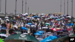 Pelerini musulmani se apără de soare la Mina, lângă Mecca, în Arabia Saudită, la 24 iunie 2024. Toată săptămâna aceea, temperatura maximă peste zi a fost acolo de peste 40 de grade.