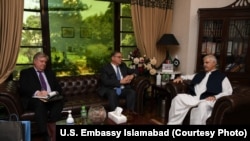 بلوم په پېښور کې د خیبر پښتونخوا له اعلاوزیر محمود خان سره ولیدل - د اګست درېیمې انځور.