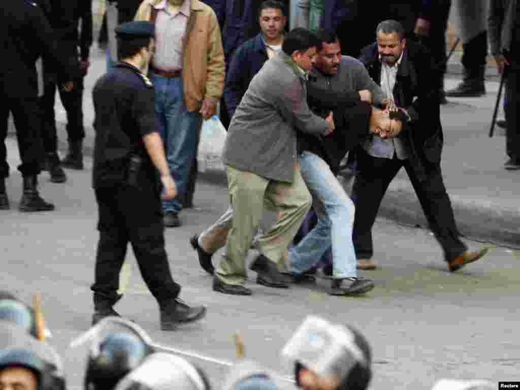 بازداشت معترض در درگیری در قاهره توسط پلیس لباس شخصی