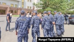Қаңтар оқиғасында оққа ұшқан азаматтардың туыстары Ақордаға өтпек болған кезде полиция қызметкерлері оларды бөгеді. Нұр-Сұлтан, 13 шілде 2022жыл.