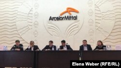 Биджу Наир — генеральный директор АМТ (второй слева), Виджай Гоял — вице-президент АМТ, генеральный директор компании «АрселорМиттал СНГ» (в центре), по его левую руку — Арман Калыков, директор угольного департамента АМТ. Караганда, 8 ноября 2022 года