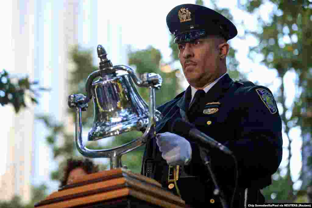 Ky oficer i bie këmbanës për të mbajtur një minutë heshtje gjatë ceremonisë përkujtimore në Memoralin dhe Muzeun e Qytetit të Nju Jorkut dedikuar viktimave të sulmeve të 11 shtatorit 2001. 