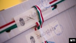 A külképviseleteken leadott szavazatokat tartalmazó urnák egyike Budapesten, a Nemzeti Választási Irodában 2020. október 15-én (képünk illusztráció)