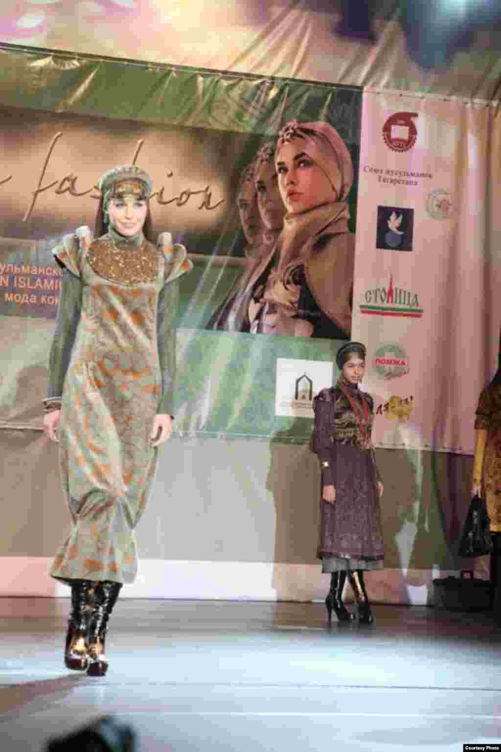 Казанда беренче тапкыр "Islamic clothes" халыкара мөселман модасы бәйгесе узды. Анда хатын-кызлар, ирләр һәм балалар өчен коллекцияләр тәкъдим ителде. Бәйгедә гомумән 40 модельер катнашты. Һәм 51 коллекциянең 10-ысы финалга узды. Дизайнерларның эше Pret-a-porte", "Du Luxe" һәм “Милли костюм” номинацияләре нигезендә бәяләнде. Беренче номинациядә жюри гран-при бирмәде. Калган ике номинациядә дә Казаннар җиңде: Эльмира Хаматова һәм Наҗия Вәлиева.