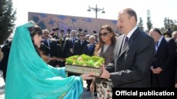 Президент Азербайджана Ильхам Алиев с супругой Мехрибан Алиевой на праздновании Новруз в Баку, 2012.