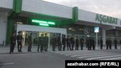 Aşgabadyň aeroportunyň öňünde duran howpsuzlyk işgärleri. Illýustrasiýa suratlary