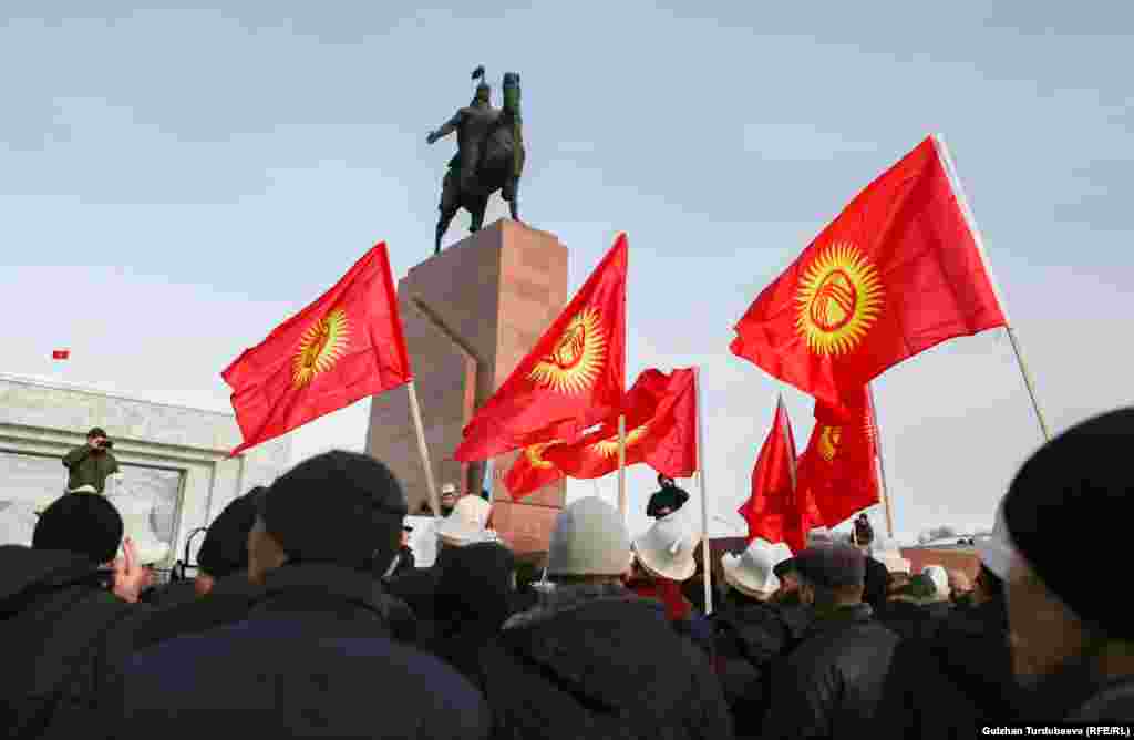 Перед началом акция оказалась под угрозой срыва. Организаторы сообщили о возможных провокациях. Со стороны «Белого дома» к участникам подошли несколько десятков человек в калпаках и с флагами, которые заявили, что акция является «проплаченной». При этом они пообещали не устраивать провокаций.