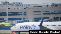 Avion beloruske kompanije Belavia na jednom od moskovskih aerodroma, maj 2021. godine