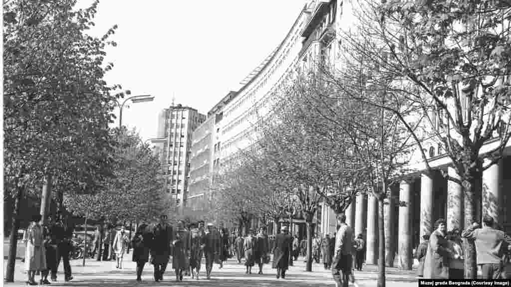 Дрворедот на плоштадот Теразије тогаш (на фотографијата лево од 1963 година) и сега. Денес, дел од шеталиштето е окупиран од градина на кафулиња и киосци. &bdquo;Зголемувањето на бројот на зелени површини е општа цел на сите луѓе што живеат во Белград&ldquo;, рече заменик-градоначалникот Горан Весиќ во август 2019 година, по усвојувањето на планот за регулирање на зелените површини.