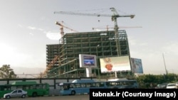 تصویر جرثقیل سقوط کرده در سمت چپ سازه میدان سپاه تهران
