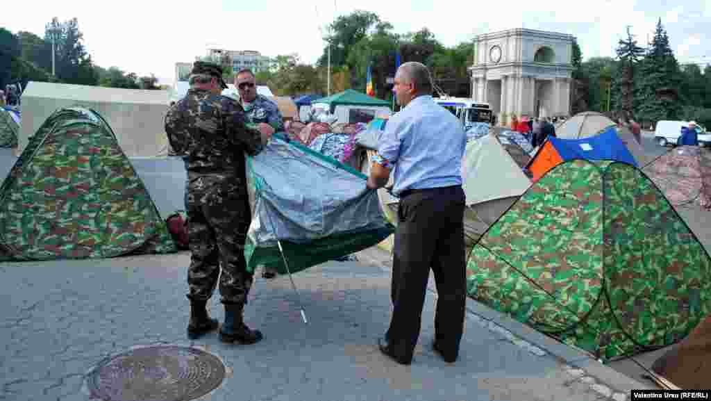 9 septembrie 2015. Orăşelul de corturi al Platformei civice "Demnitate şi Adevăr"
