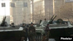 Армения –Военные патрулируют улицы Еревана, 2 марта 2008 г. 