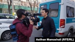 Азаттық радиосы тілшісіне кедергі келтіріп тұрған белгісіз адам. Алматы, 22 наурыз 2019 жыл.