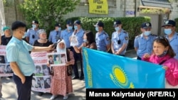 Қытай консулдығы алдына наразылыққа келген жұрт. Алматы, 18 мамыр 2021 жыл.