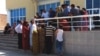 Türkmenistanda çagalaryna pul ibermek üçin nobata ýazylýan ýaşaýjylar. Arhiwden alnan surat