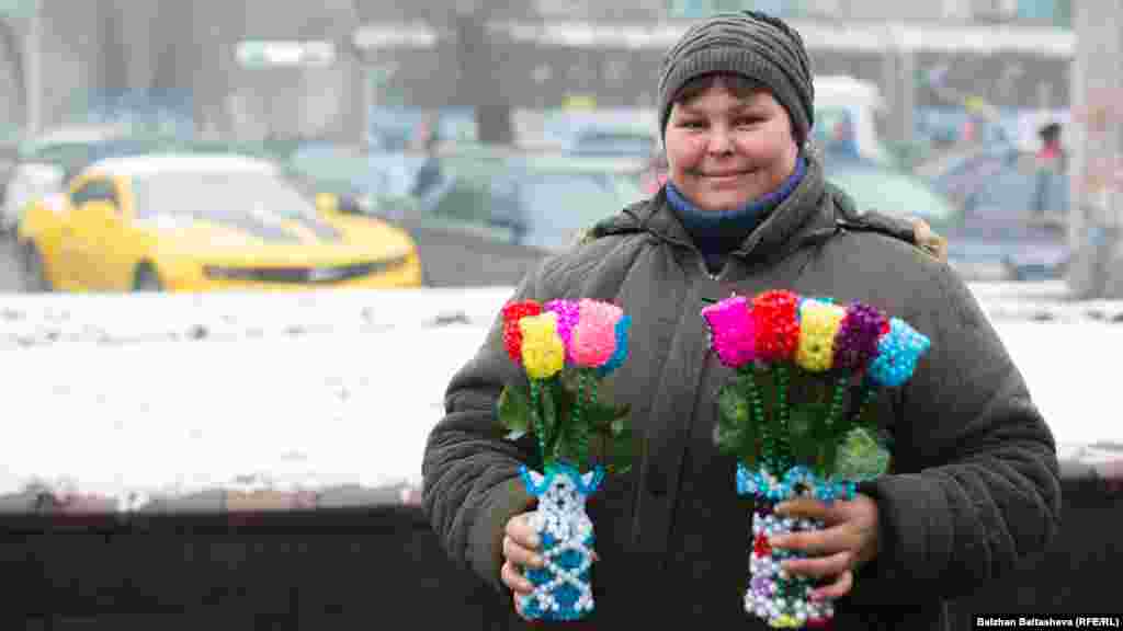 Светлана мүгедектіктің кесірінен жұмыс таба алмай жүр. Базардың алдында моншақтан жасаған гүл сататын ол кісі әр затына 500 теңге сұрайды. "Көп қоспаймын. Өнімнің өзінің бағасы - 480 теңге. Табысым - 20 теңге. Кәсібім өзіме де, жұртқа да ұнайды. Сатып алады" дейді айына 60-70 мың теңге табатынын айтқан Светлана.