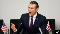 Sekretari i Mbrojtjes i SHBA-së, Pete Hegseth, në një takim me aleatët ushtarakë të Ukrainës në selinë e NATO-s në Bruksel, më 12 shkurt 2025.