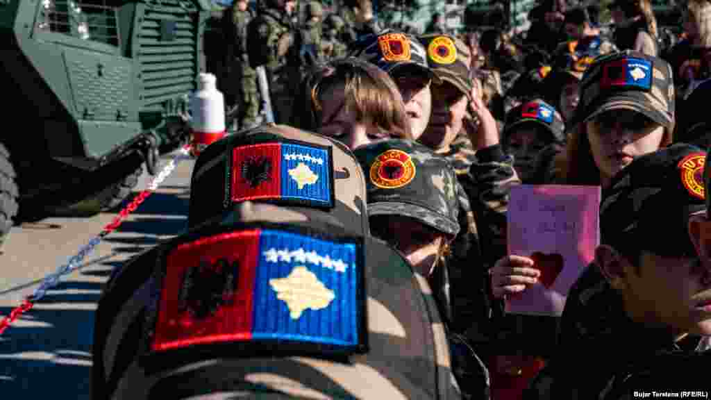 Me veshje kamuflazhi e kapela me stema të UÇK-së dhe flamuj të Kosovës e Shqipërisë, këta fëmijë që kishin ardhur të organizuar për t'i parë nga afër ushtarët.