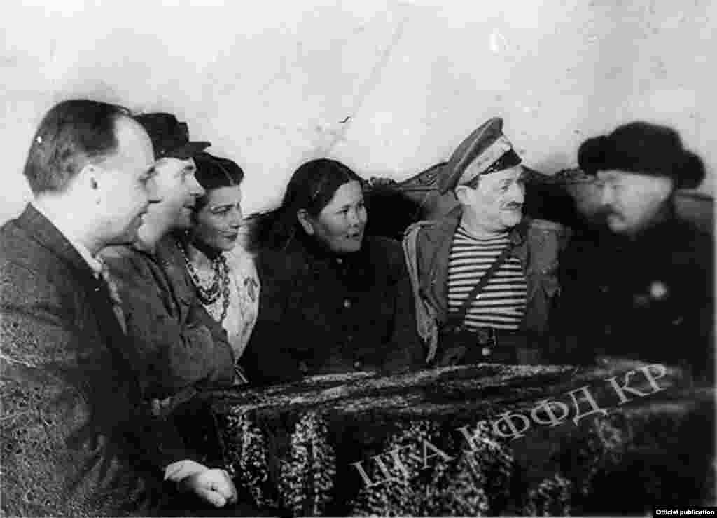 Кыргызская делегация в Ленинградском театре музыкальной комедии. Артисты беседуют с делегатами во время антракта. Акын импровизатор, народный артист Киргизской ССР Алымкул Усенбаев, глава Верховного суда Киргизской ССР Фатима Кадырбаева. Город Ленинград. Ноябрь, 1943 год. 