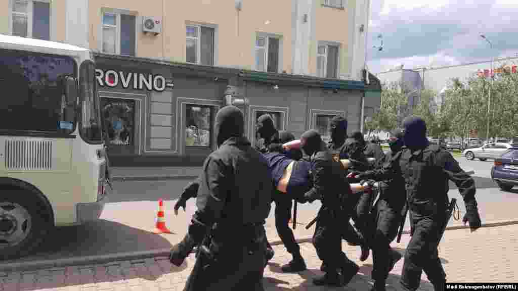 Полиция задерживает людей рядом с площадью близ акимата Астаны. 