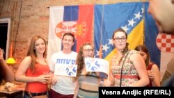Inicijativa mladih za ljudska prava u Beogradu je 2014. organizovala praćenje prenosa utakmica Svetkog prvenstva u fudbalu, na kojem su navijali za komšije - Hrvatsku i BiH